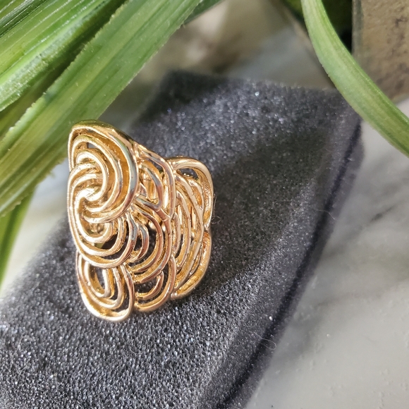 Gold Tone Stretch Ring 💥3 for $24💥 - Picture 13 of 16